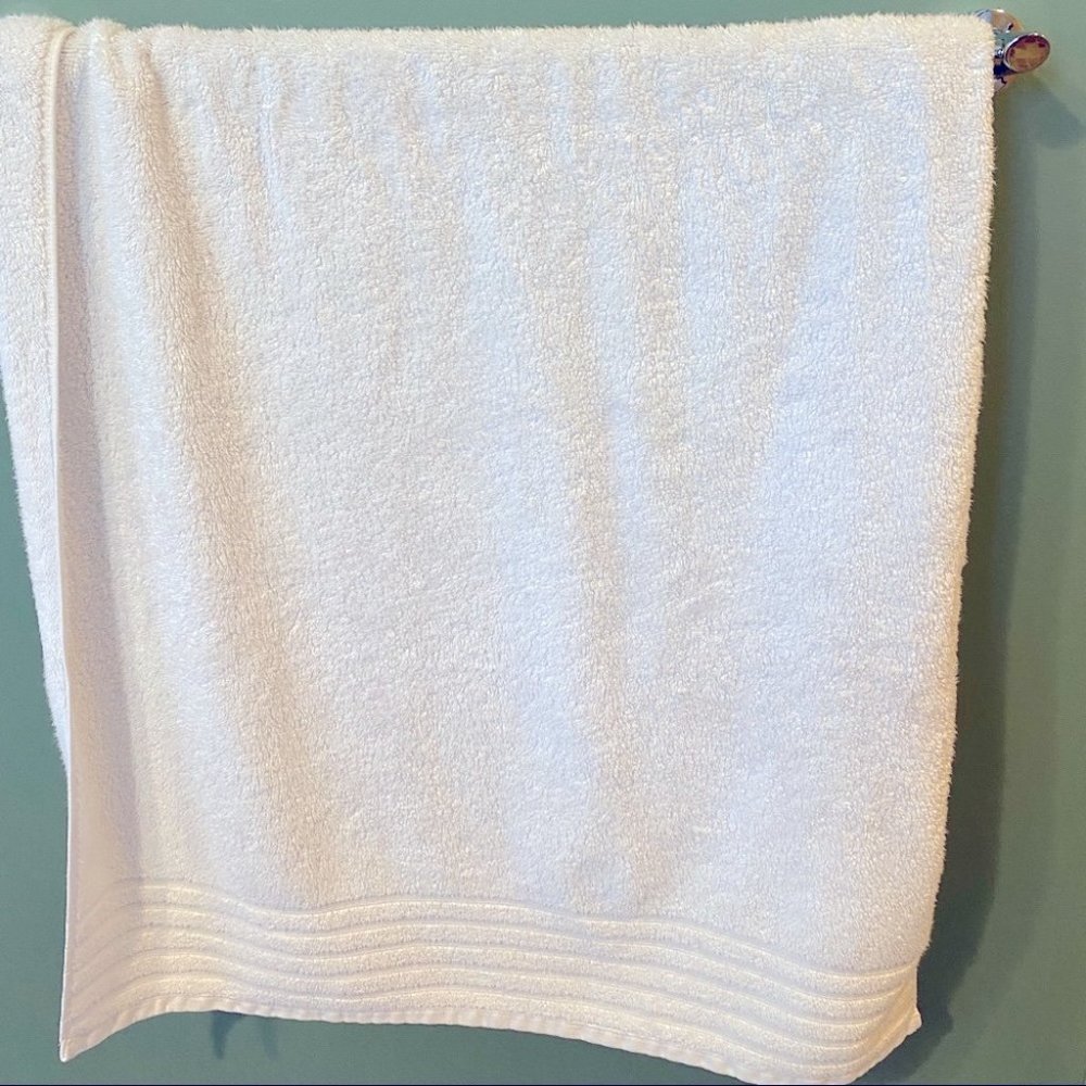 Vera Wang White Bath Towel Body‎